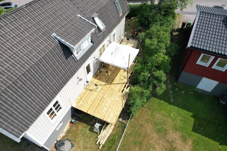 Drönarbild på en altan. Om- & Tillbyggnad.