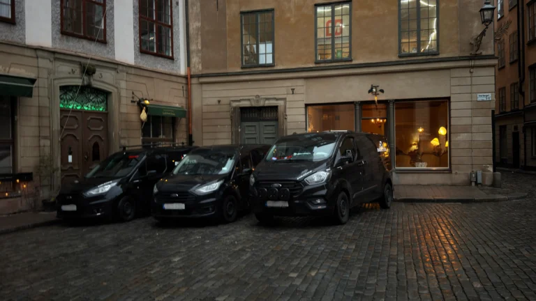 Tre bilar framifrån stan varför anlita oss